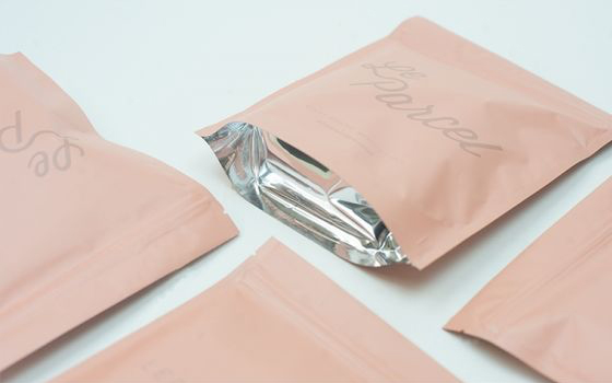 采用全新进口轮转机、XXX四色印刷机印刷